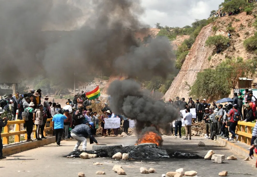 Bloqueos se intensifican en Bolivia y la COB se deslinda de fallecimientos durante las protestas